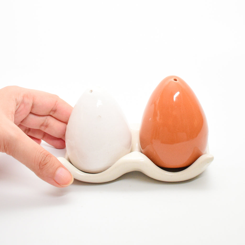 Salt & Pepper Shaker Set - Egg With White Tray
