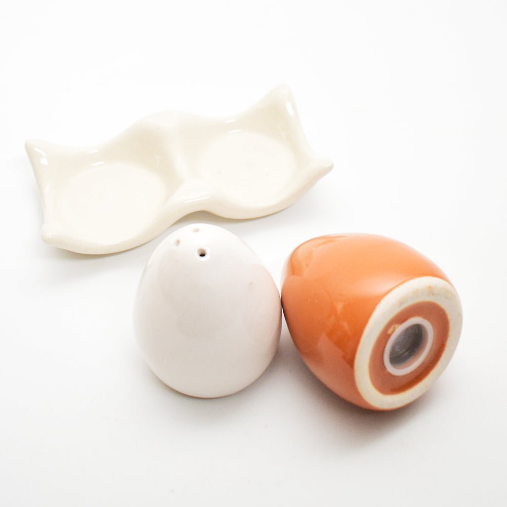Salt & Pepper Shaker Set - Egg With White Tray