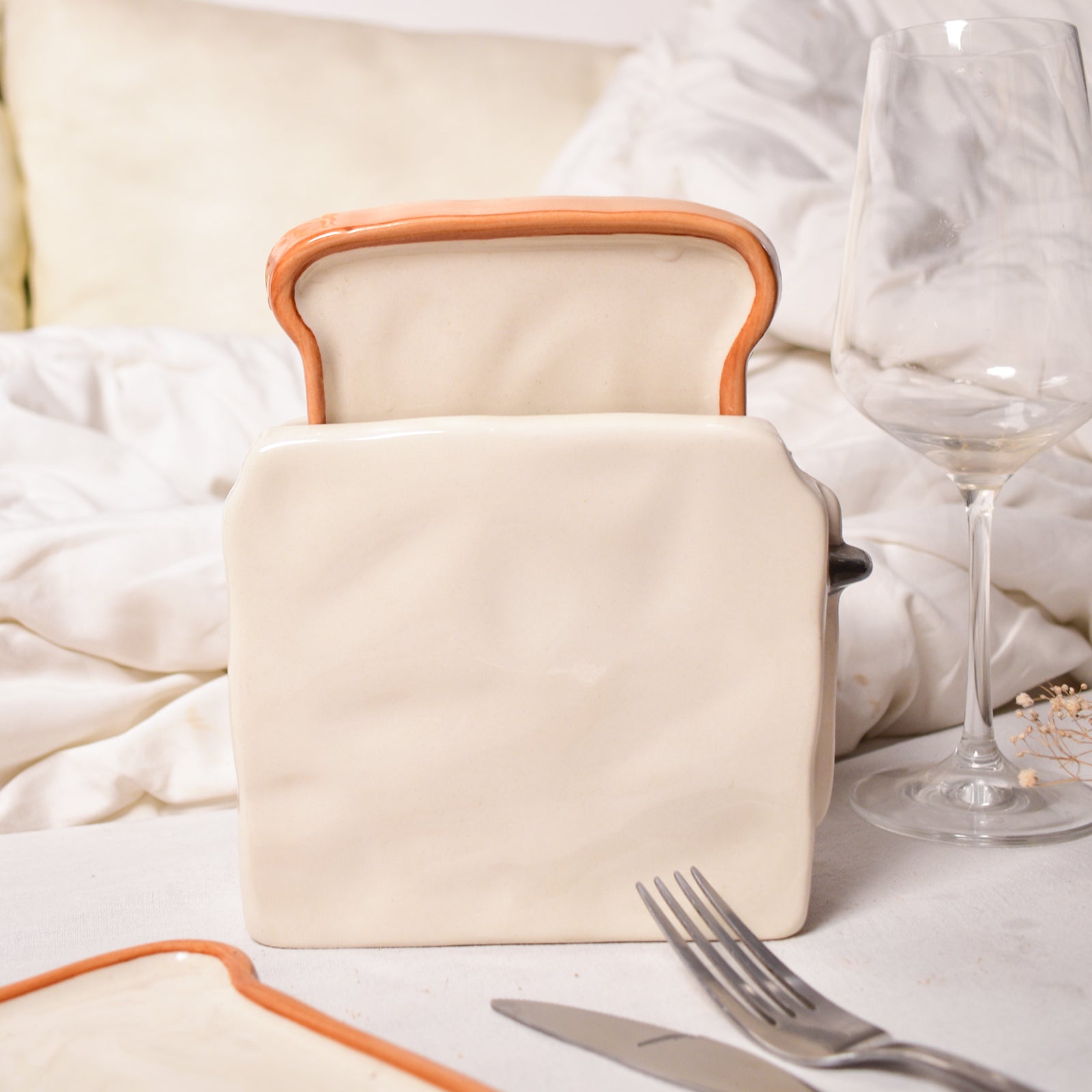 Toaster Plate Holder with Set of Two Toast Plates