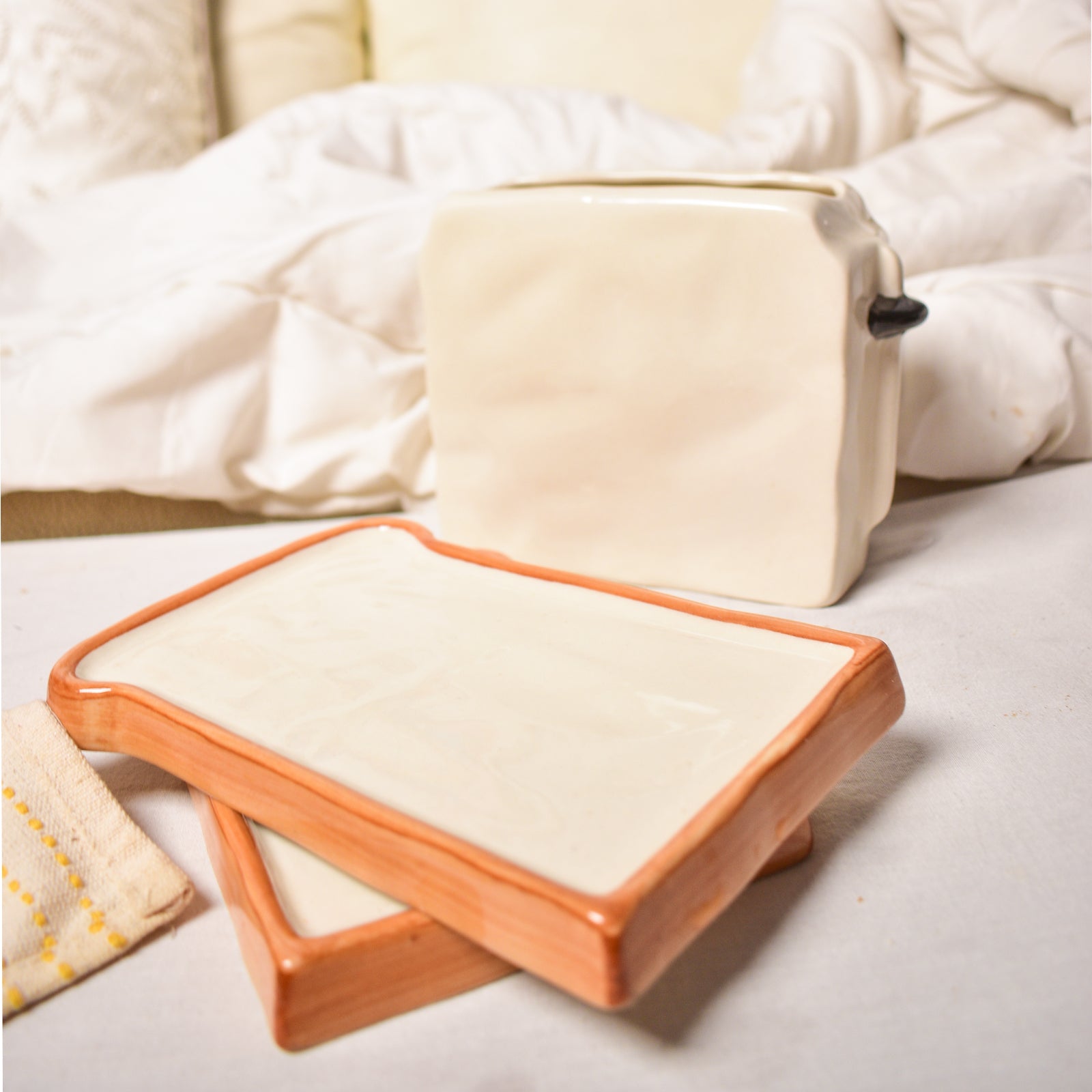 Toaster Plate Holder with Set of Two Toast Plates