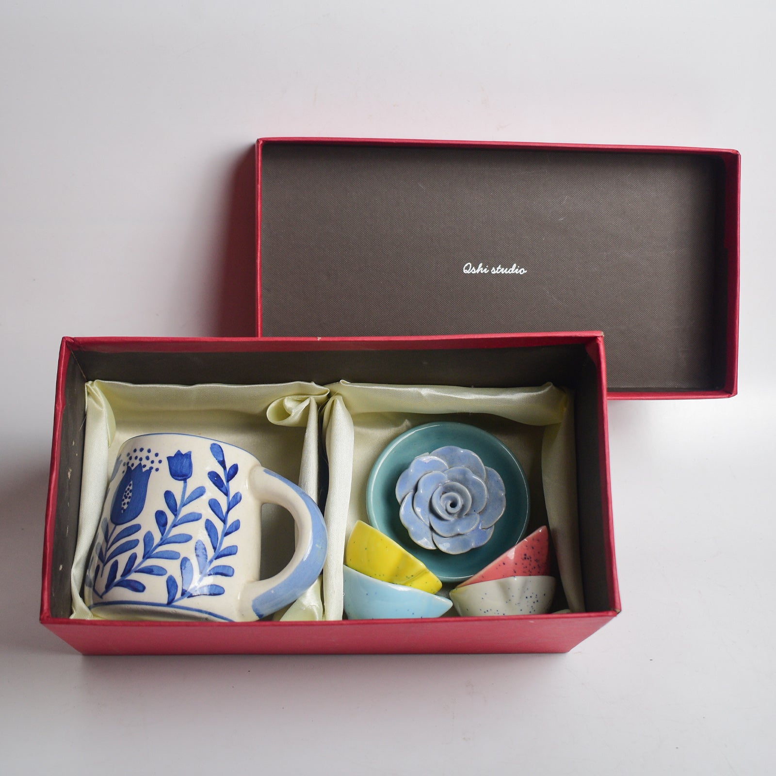 Blue Anar Mug, Blossom Stand & Diya Gift Set